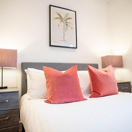 Deluxe Chic 1 2 Bed Apts Near Heathrow Legoland Windsor Slough Villa Exterior foto