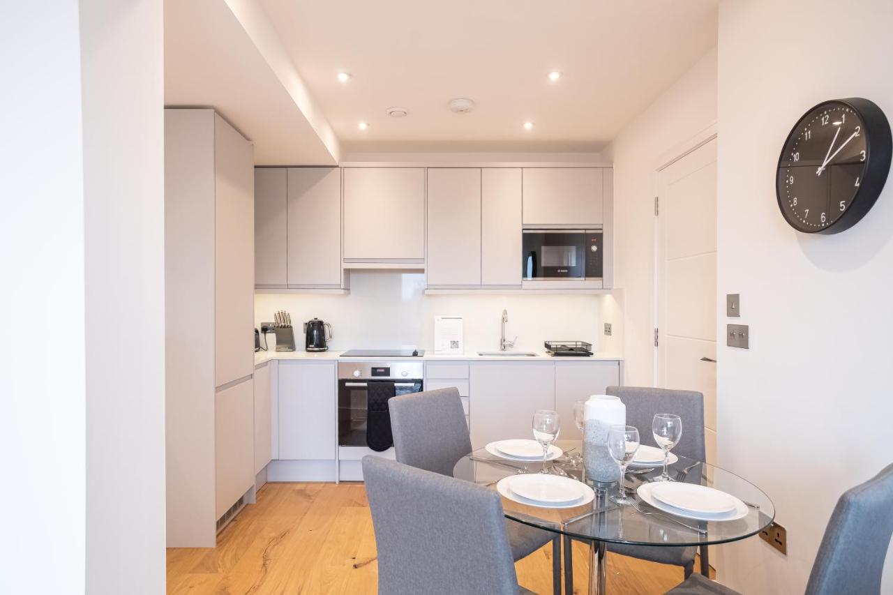 Deluxe Chic 1 2 Bed Apts Near Heathrow Legoland Windsor Slough Villa Exterior foto