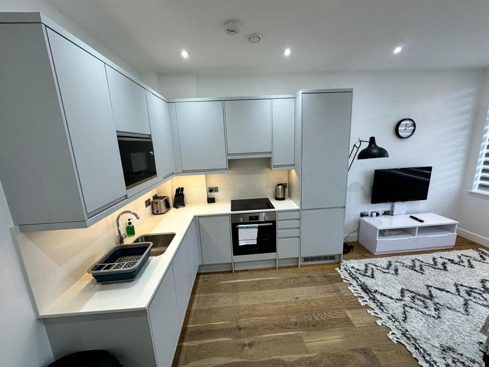 Deluxe Chic 1 2 Bed Apts Near Heathrow Legoland Windsor Slough Villa Exterior foto
