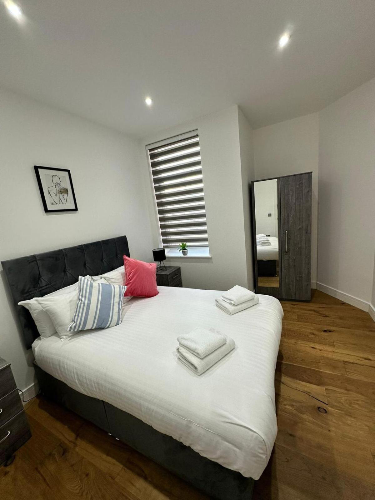 Deluxe Chic 1 2 Bed Apts Near Heathrow Legoland Windsor Slough Villa Exterior foto