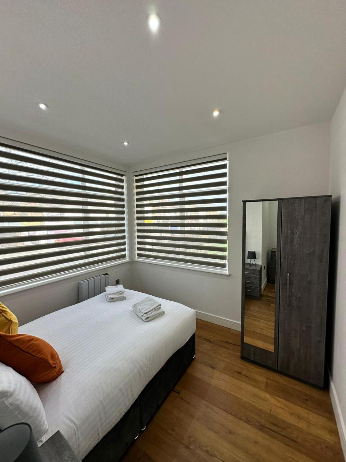 Deluxe Chic 1 2 Bed Apts Near Heathrow Legoland Windsor Slough Villa Exterior foto